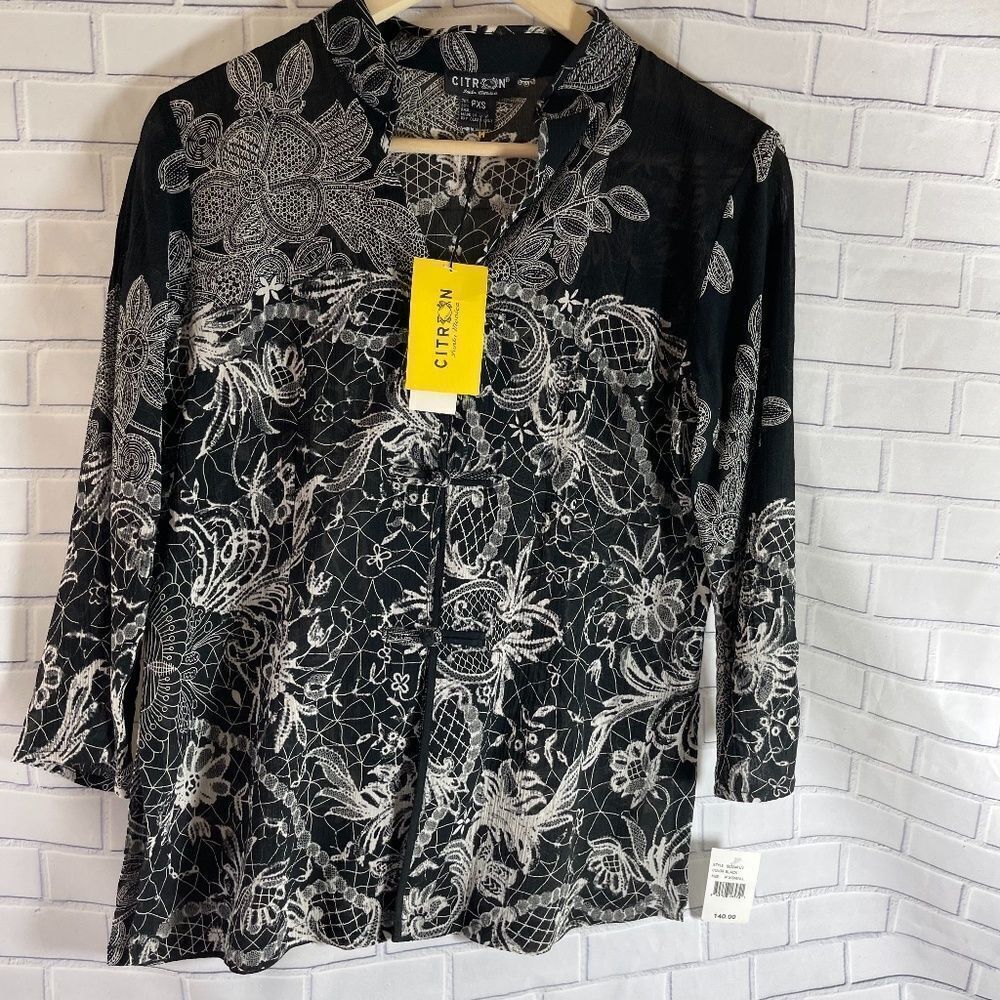 Citron Santa Monica Black Print‎ Frog Closure Top